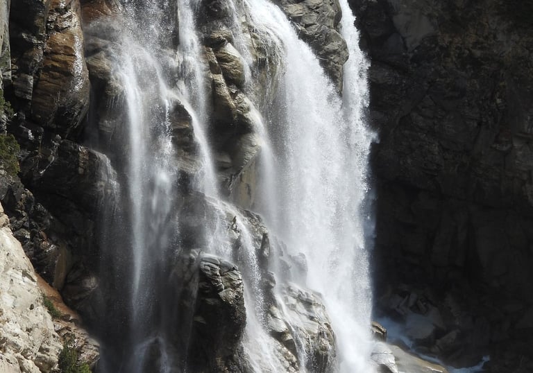 cascade sur le chemin de Phoksundo