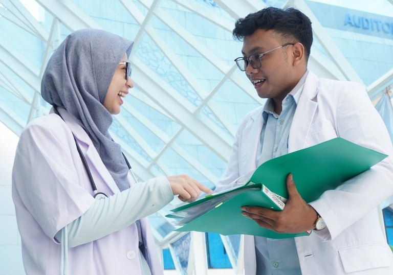 Dua tenaga medis mendiskusikan uji klinis dalam proses pengembangan protokol penelitian