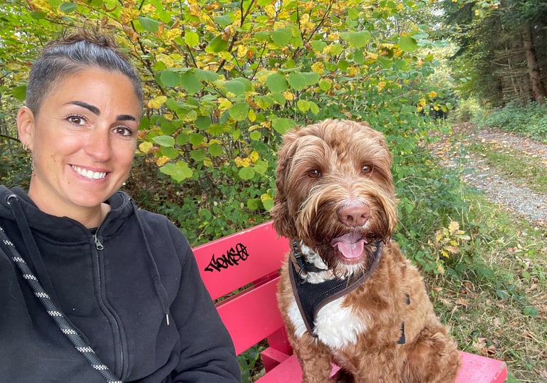 Claudia Vogler, virtuelle Assistentin mit Hund Galileo