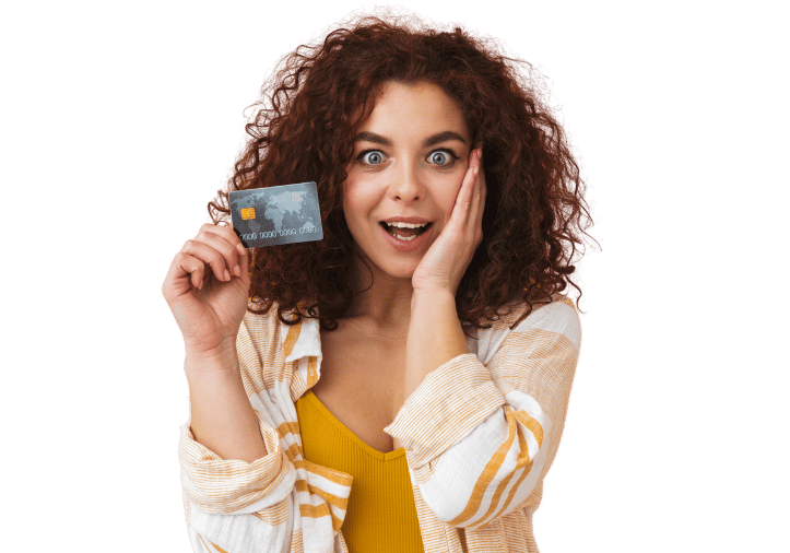 Uma mulher com a expressão de surpresa, segurando um cartão de crédito com a mão direita