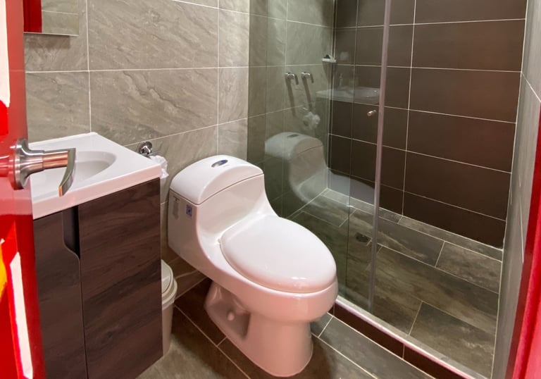 Baños cómodos con ducha de agua caliente