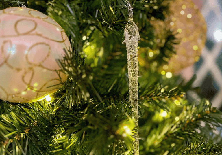 árvore de natal com cristal de gelo e bolinha branca