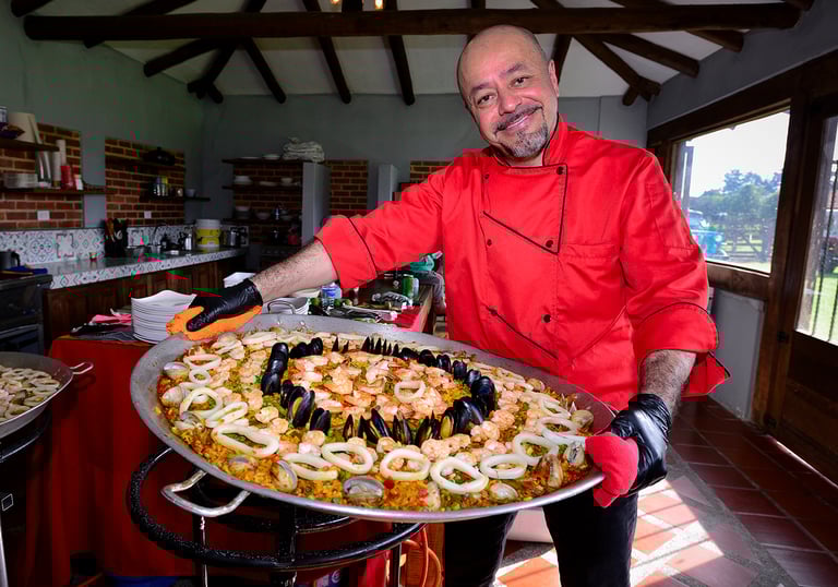 Paella a domicilio en bogotá, paella para eventos, paellas cerca de mí. Paella show en vivo