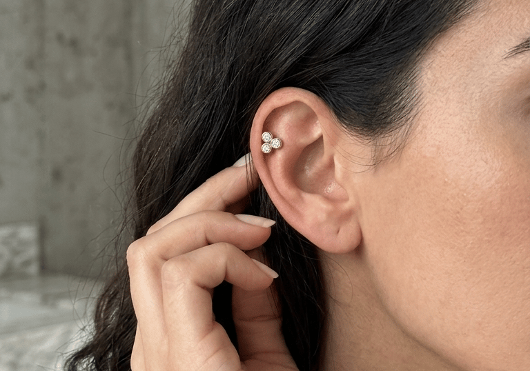 עגיל פלאט בק יוקרתי מזהב משובץ שלושה יהלומים בעיצוב אשכול, מתאים להליקס או קונץ