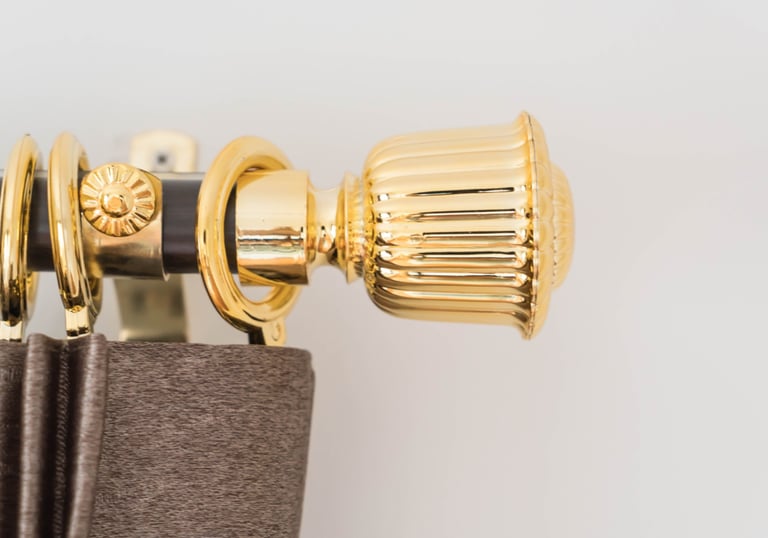 Pendurar cortinados, colocar varões e calhas para cortinados