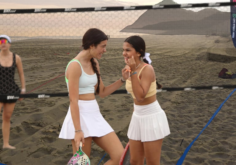 Detalhe de raquete de beach tennis e bola sendo preparada para o jogo em aula para iniciantes.