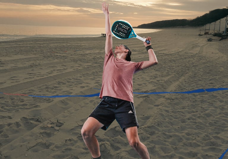 Jogador avançado executando um smash do fundo da quadra, numa partida de beach tennis.