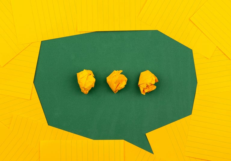 globo de texto verde con puntos suspensivos y fondo amarillo