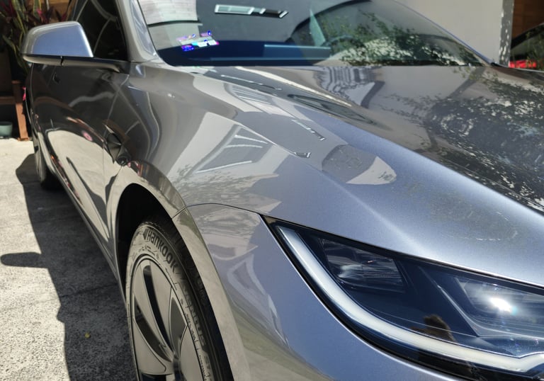 Aplicación profesional de recubrimiento cerámico para auto deportivo en D Cars PRO Detailing Guadalajara, brillo profundo y p