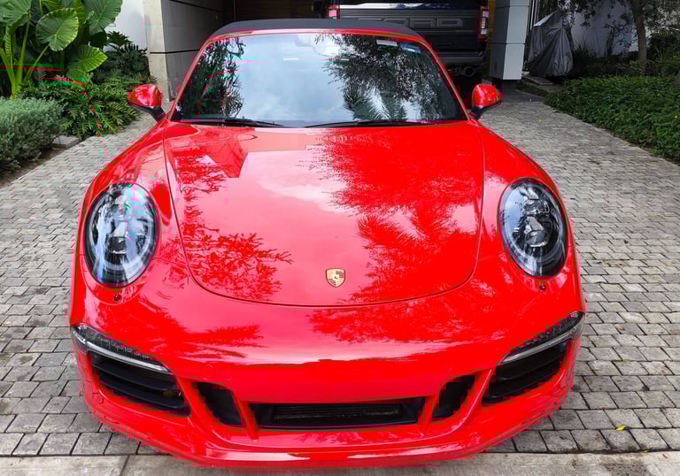 Brillo tipo espejo logrado con corrección de pintura y recubrimiento cerámico profesional en Guadalajara.