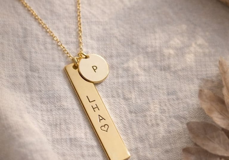 Collar de barra dorado personalizado con grabado vertical personalizado y un pequeño colgante rueda