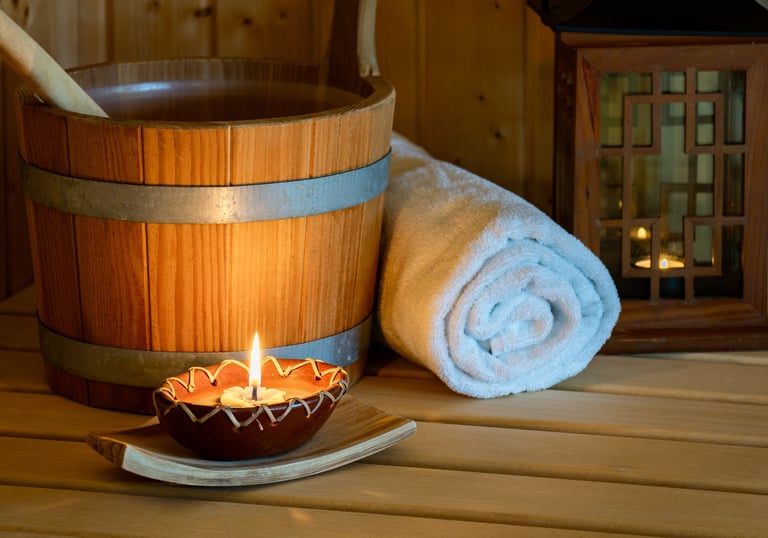 Stimmungsvolles Wellness-Stillleben in einer Holzsauna mit einem klassischen Holzeimer,