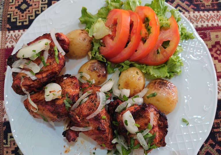 Chicken Shashlik with garnish at Rincon Armenio