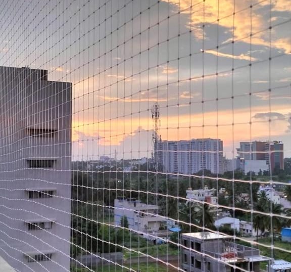 Before and after images showing a balcony without and with anti-pigeon nets installed.