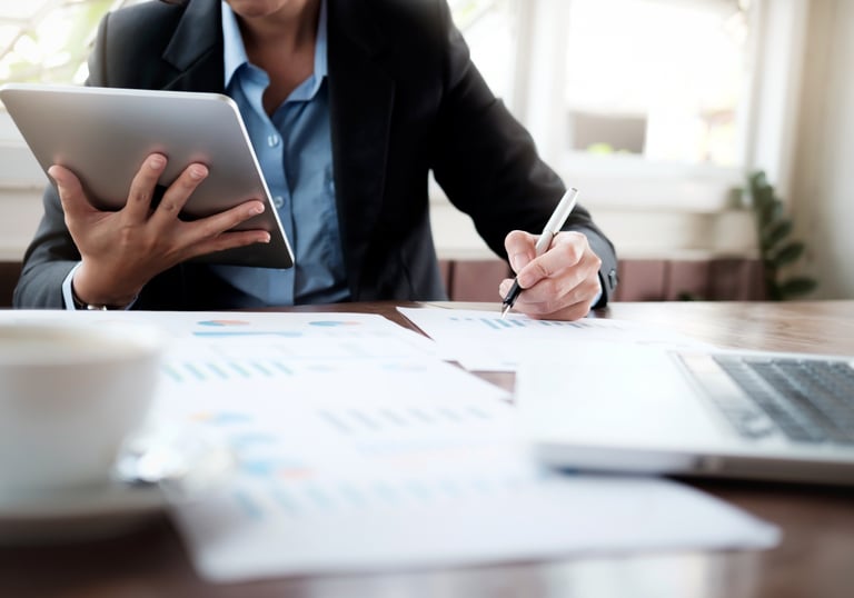 Professionnel analysant des données pour un audit IA en entreprise