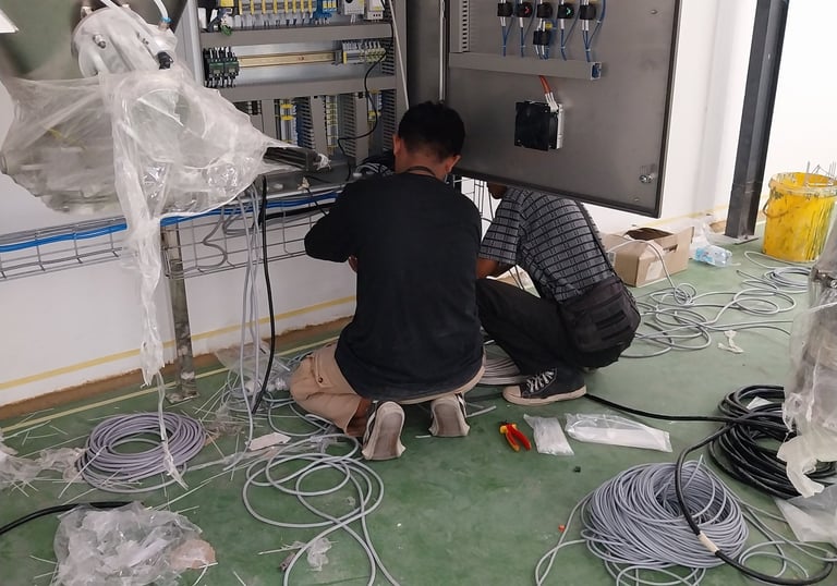 Instalasi sistem MEP dan HVAC pabrik industri dikerjakan oleh tim ahli PT. Saka Inti Persada
