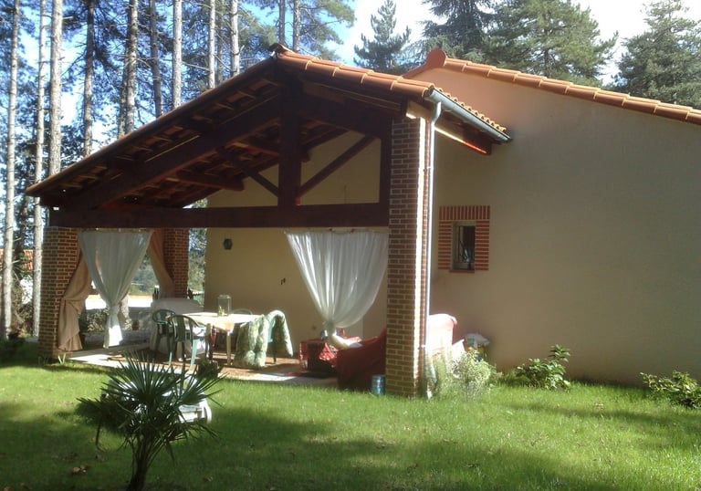 Maison avec arche en pierres