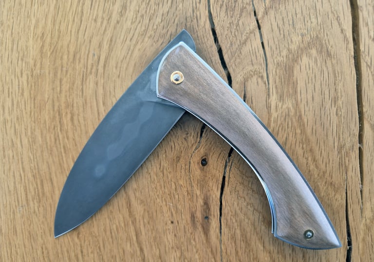 Couteau piémontais artisanal avec manche en bois de poirier