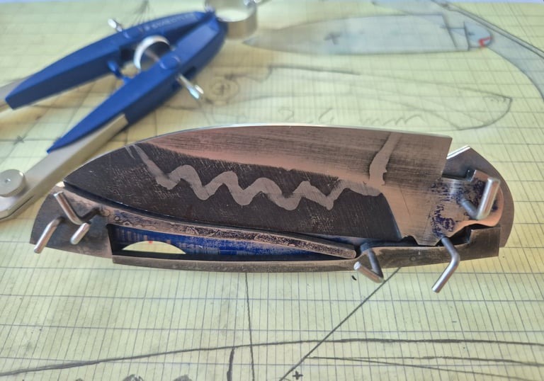 Couteau pliant artisanal à pompe arrière en cours de fabrication