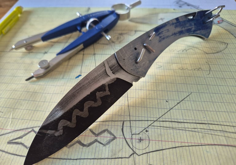 Couteau pliant artisanal à pompe arrière en cours de fabrication