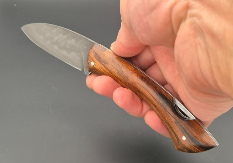 Couteau artisanal avec manche sombre en ébène Brya