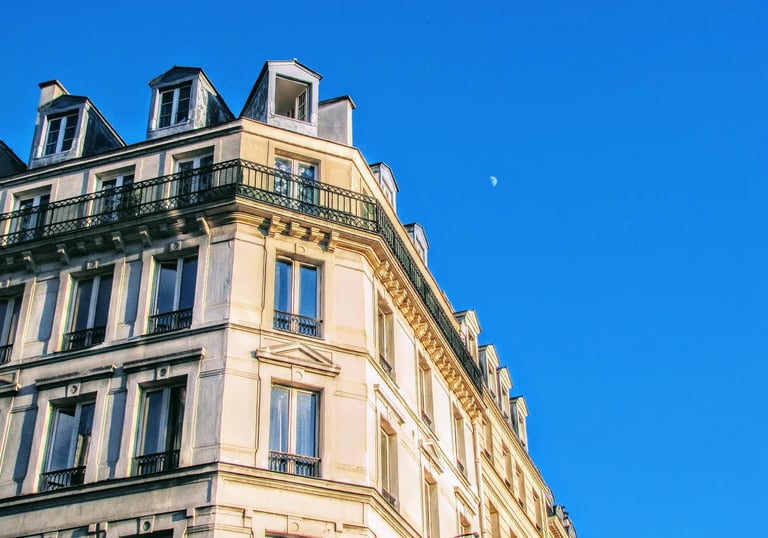 immeuble parisien représentant l'abonnement partagé entre voisins du service en idf