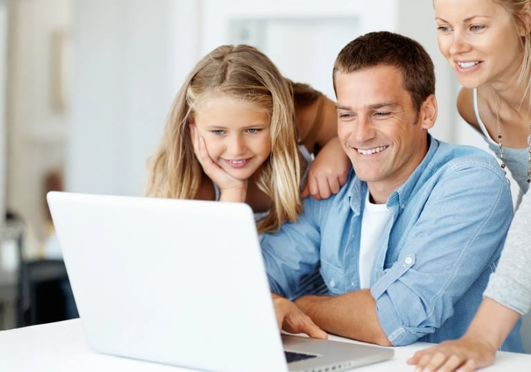 Famille heureuse qui réserve son essai gratuit chez La Vie Sans Crotte