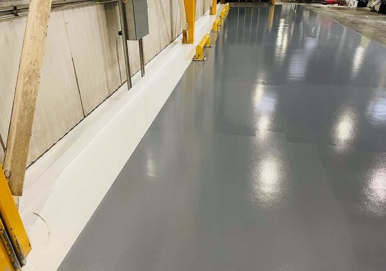 Marcaje realizate pe pardoseli epoxidice pentru un mediu de lucru ordonat și curat.