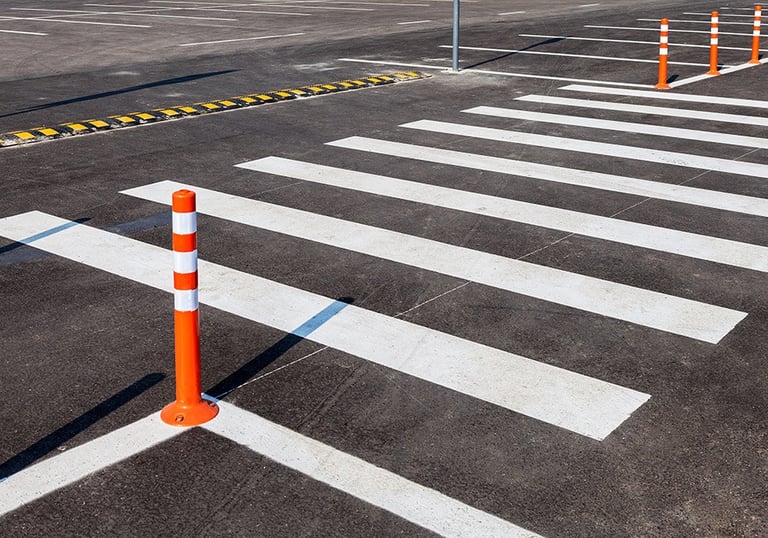 Marcaje rutiere orizontale pentru treceri de pietoni și limitarea vitezei în incinte industriale.