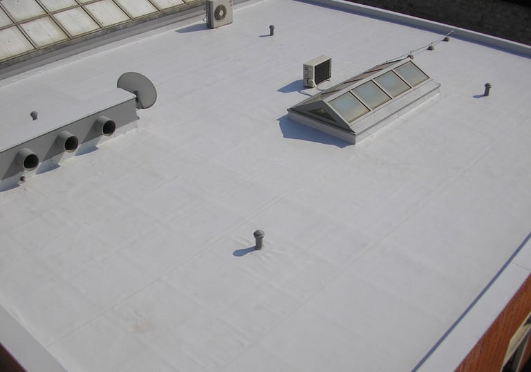 Aplicare membrană bituminoasă și soluții de hidroizolare lichidă pentru acoperișuri plate și terase.