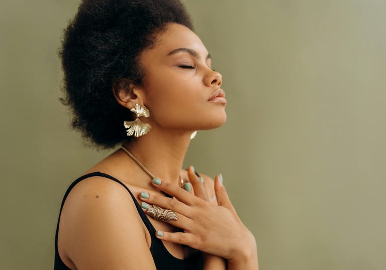 Une femme qui ferme les yeux et prend du temps pour son introspection