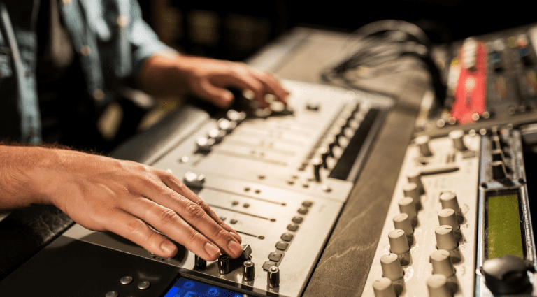 une personne joue avec une manette dans un studio d'enregistrement