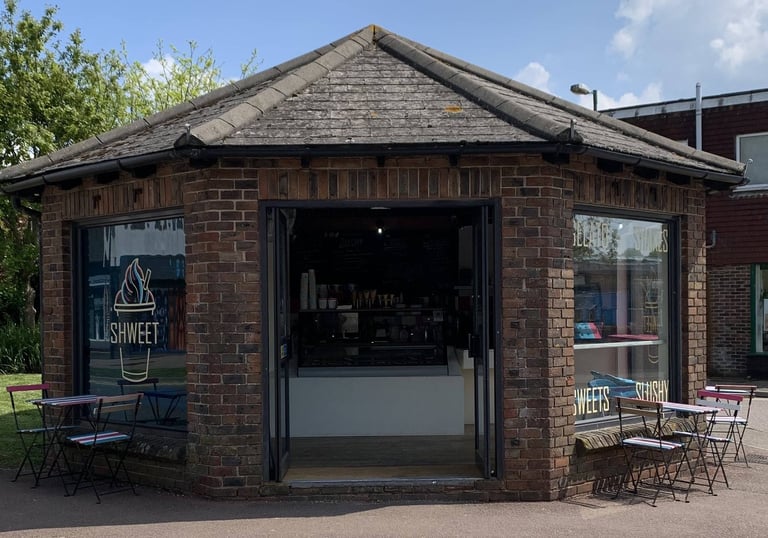 Dessert Kiosk, Milkshakes, Cakes, Gelato, Slushy, Waffles