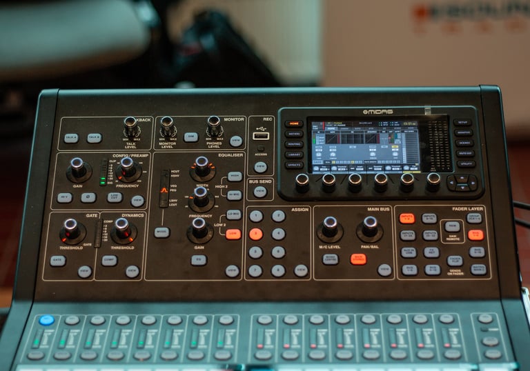 digital mixer Midas M32