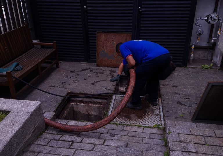 succionando uma caixa de esgoto