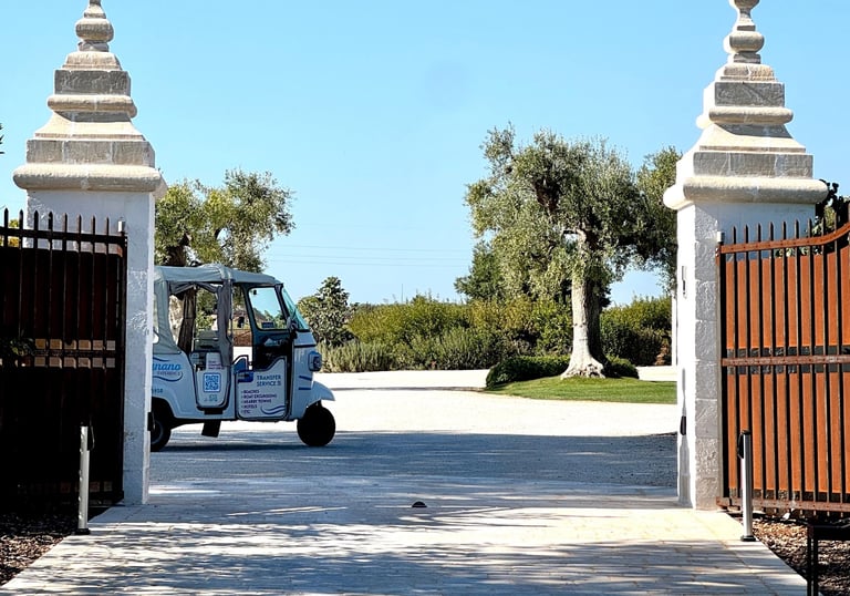 Masseria entrance with ape calessino tuktuk parked
