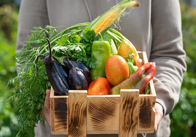 Un homme qui partage ses fruits et légumes