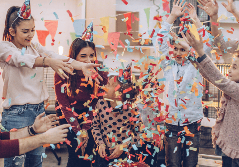 Una familia tira confeti celebrando un cumpleaños