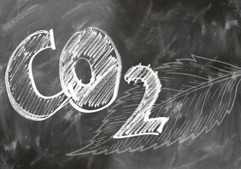 CO2 dessiné à la crai blanche sur un tableau noir