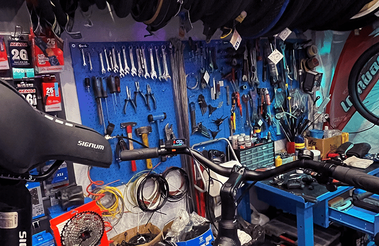 officina di bici ripresa dall'alto, con attrezzi e accessori