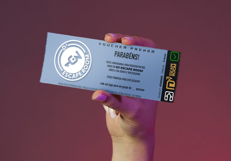 uma pessoa a segurar um voucher de escape room