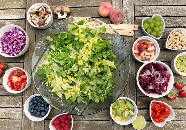 alimentação saudável, salada, frutas e verduras