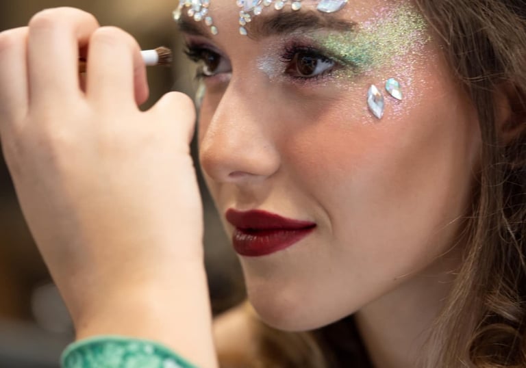 femme qui se fait maquiller