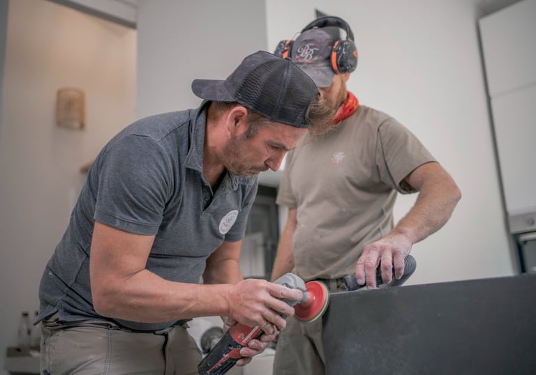 deux carreleurs font des finitions