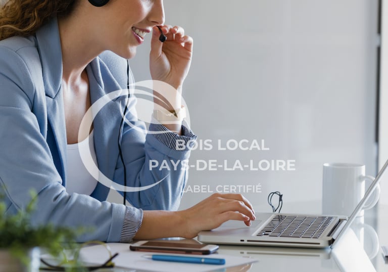 une femme répondant à des appels sur un bureau