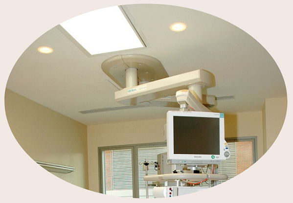 Imagem de um quarto de um estabelecimento hospitalar com um monitor