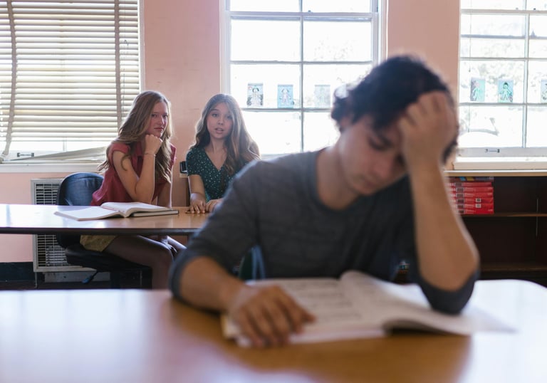 Adolescent souffrant d'un mal être dans une classe