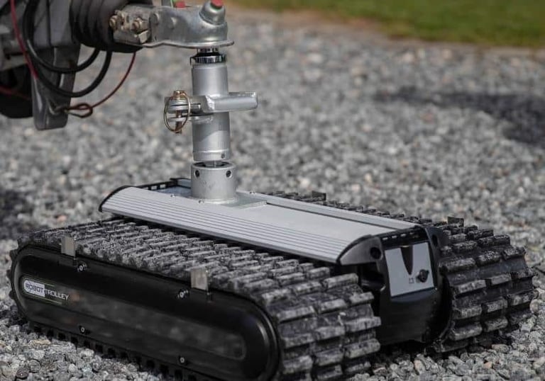 Robot Trolley ciągnący przyczepę po żwirze