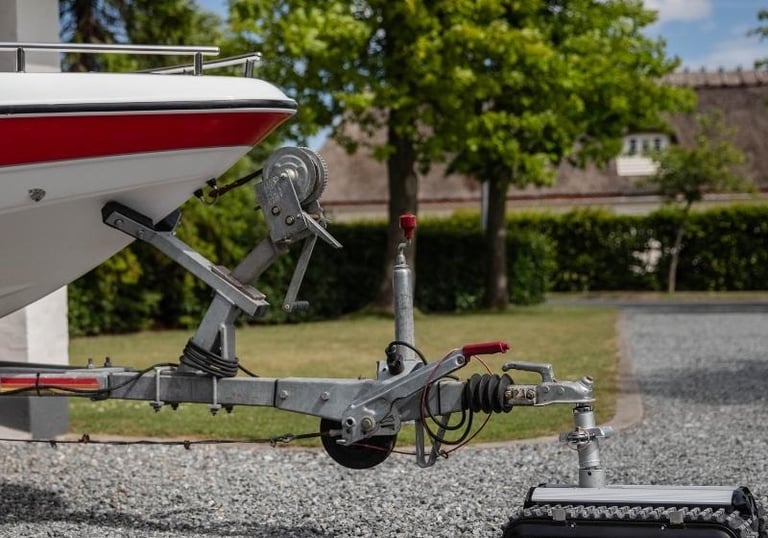 Robot Trolley ciągnący przyczepę pod łodziową