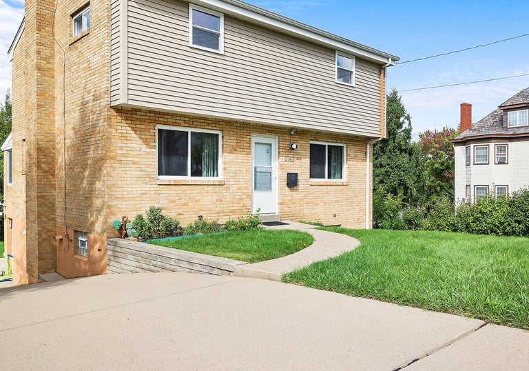 Discover the perfect family getaway in this stylish vacation house with spacious backyard, outdoor s